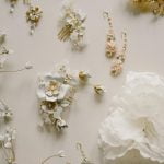 branding fotografie en webdesign voor creatieve ondernemers closeup van bruidsaccessoires haarproducten.